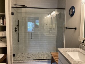 Bañera con ducha, secador de pelo, toallas, jabón