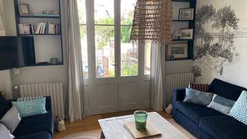 Smart-tv, boeken en een kantoor