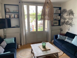 Smart TV, libros y oficina 