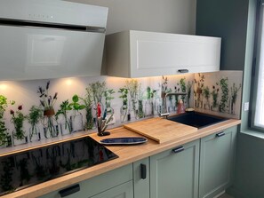 Réfrigérateur, micro-ondes, four, plaque de cuisson