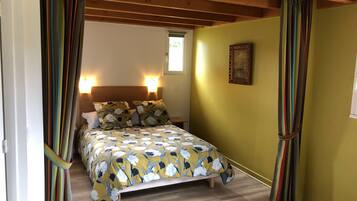 2 bedrooms, travel crib, free WiFi, bed sheets