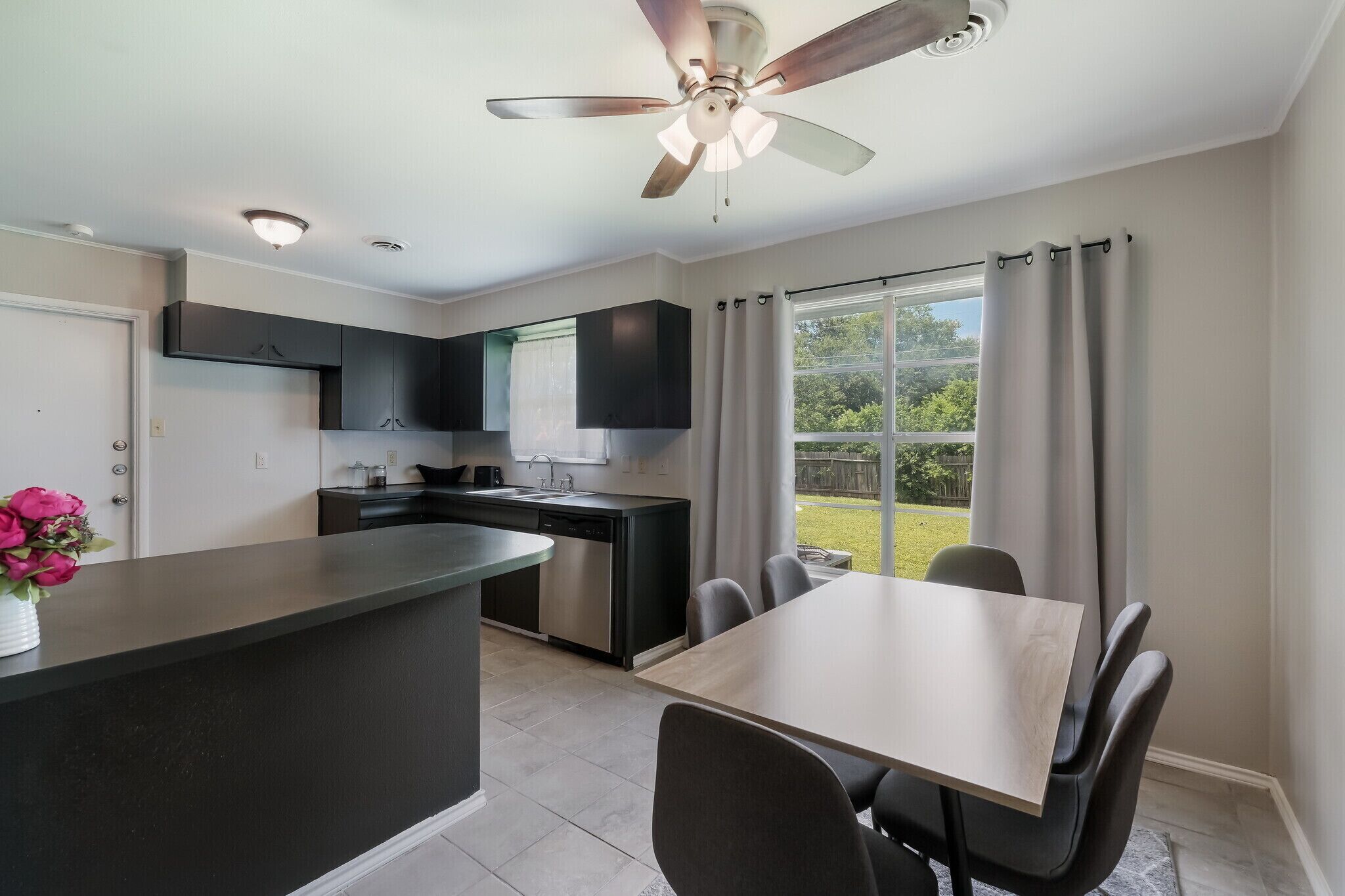 Kühlschrank, Ofen, Herdplatte, Esstisch