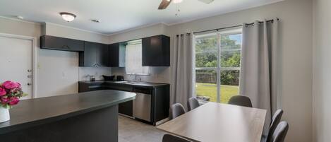 Kühlschrank, Ofen, Herdplatte, Esstisch