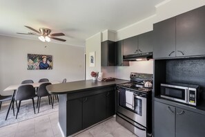 Kjøleskap, ovn, kokeplater og spisebord