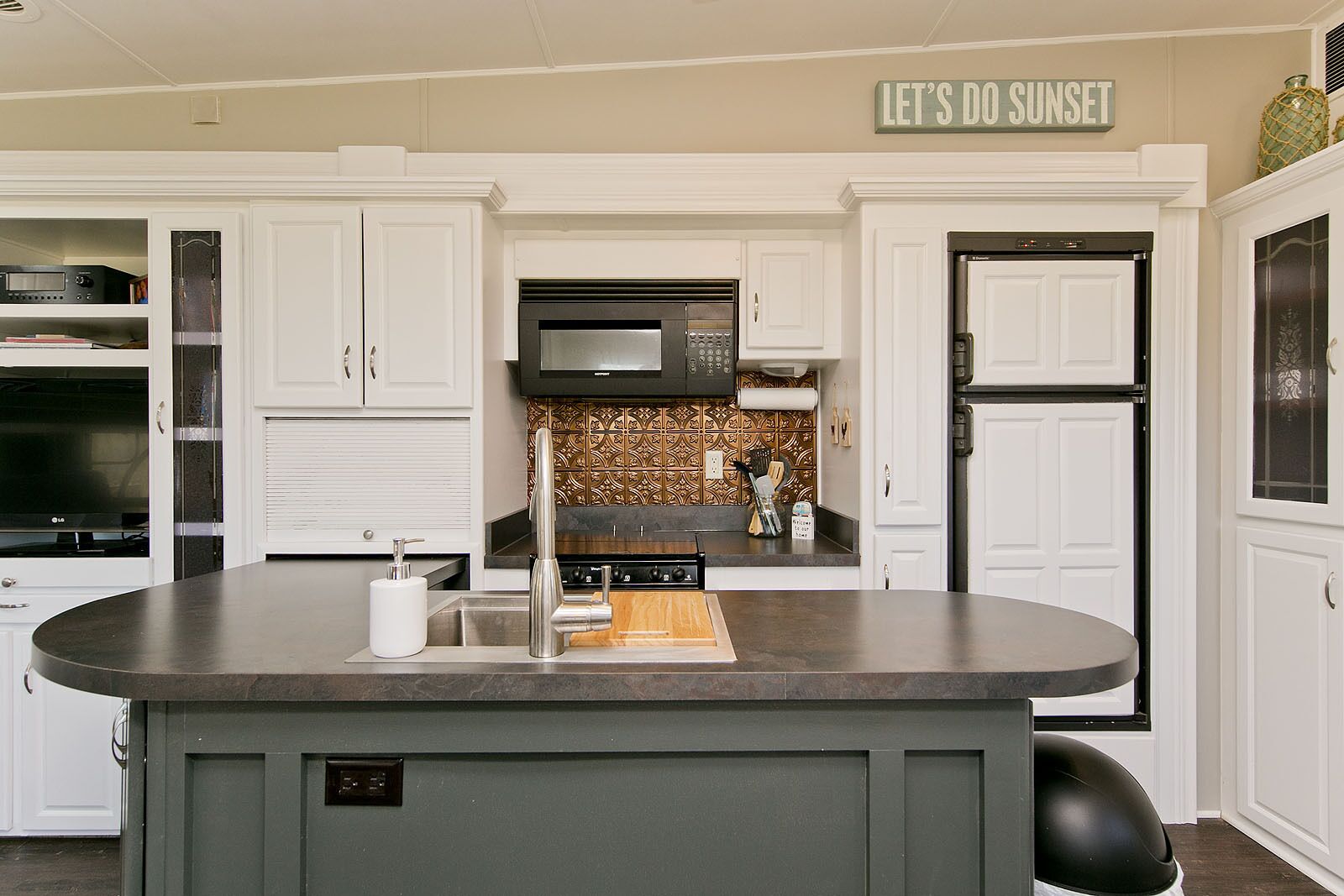 Jääkaappi, mikroaaltouuni, uuni, liesi