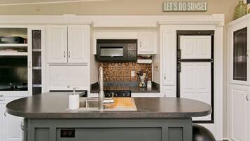 Kylskåp, mikrovågsugn, ugn och spishäll