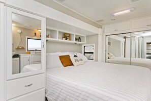 1 bedroom, iron/ironing board, WiFi, bed sheets - Large Glamper w/ Hot Tub and full bathroom-sleep 6 (Capon Bridge)