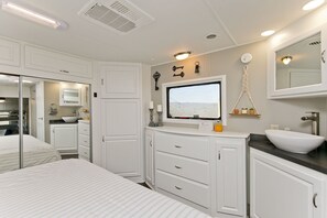 1 bedroom, iron/ironing board, WiFi, bed sheets - Large Glamper w/ Hot Tub and full bathroom-sleep 6 (Capon Bridge)