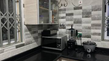 Refrigerador, microondas, horno y parrilla de estufa