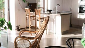 Kaffetrakter/tekoker, kjøleskap, mikrobølgeovn og ovn