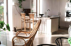 Kjøleskap, mikrobølgeovn, ovn og kokeplater