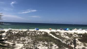 Di pantai, kursi berjemur, dan handuk pantai