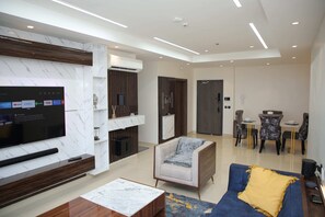 Smart TV - Oceanview Smart Home with Pool in Oniru-Lekki 1 (Lekki)