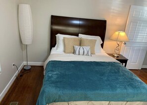 Room - Craftsman Style home, located a mile walk from Uptown Charlotte (Charlotte)