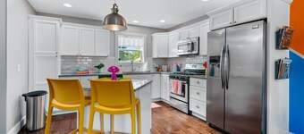 Neon Nest 3BR Townhome Near Downtown Beach Wineries