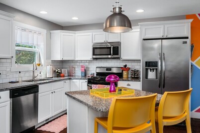 Neon Nest 3BR Townhome Near Downtown Beach Wineries