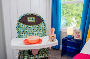 3 habitaciones, escritorio y tabla de planchar con plancha 