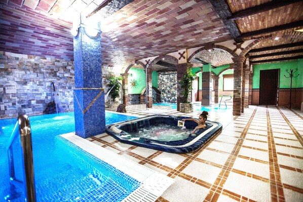 Piscine intérieure, piscine extérieure