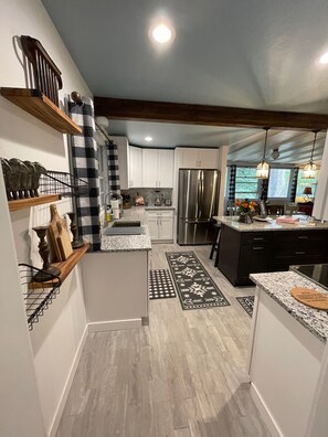 Refrigerador, microondas, horno y parrilla de estufa 