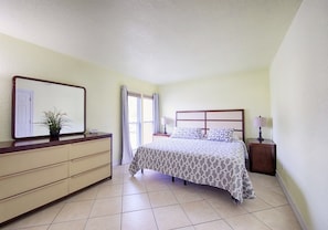 2 bedrooms, desk, free WiFi, bed sheets - Lovely one bedroom condo near Siesta Key Beach (Sarasota)