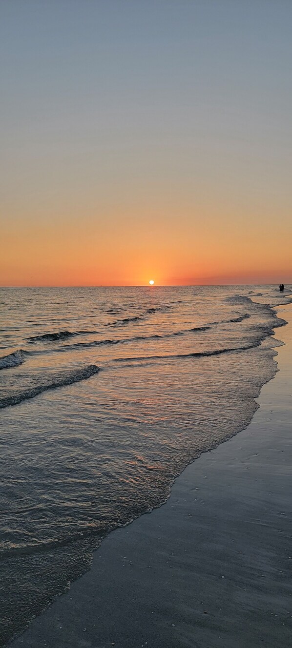Beach nearby, sun-loungers, beach towels