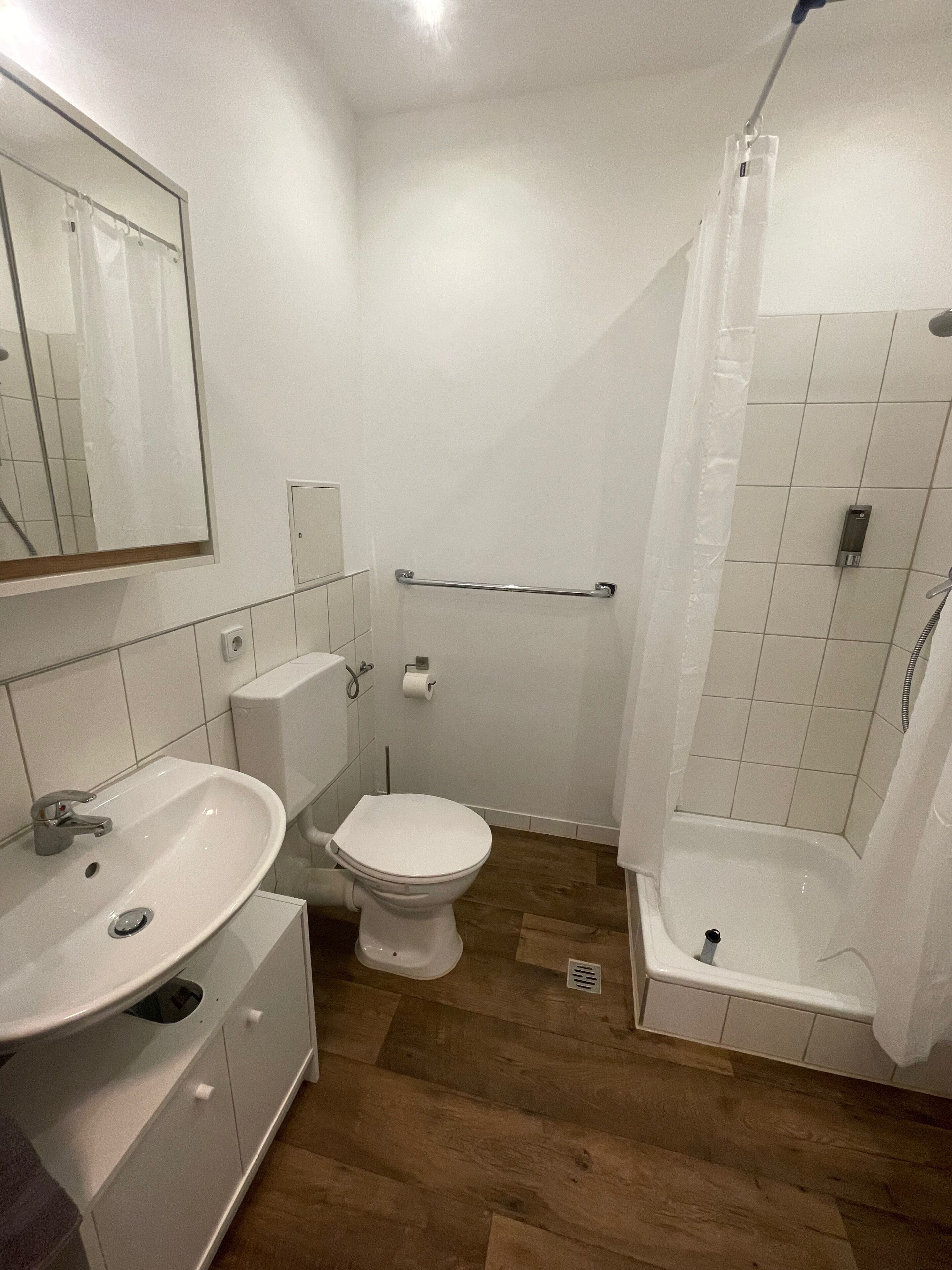 Ein Badezimmer mit Waschbecken, Toilette und Dusche.