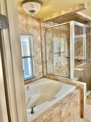 Combined shower/bathtub, jetted bath, hair dryer, towels