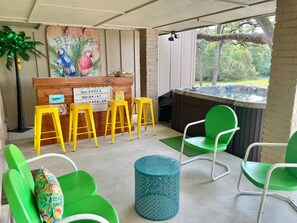 Outdoor spa tub - Secluded Whoop Acre Ranch SLEEPS 25-LOADED with entertainment (Bryan)