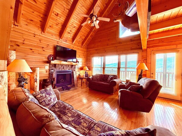 Smart-TV, peis, bordtennis og stereoanlegg