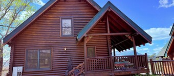 VIEWS! Stunning 4BR Cabin w/GameRoom & Pool Access! Located 7 Mins from PF Pkwy!