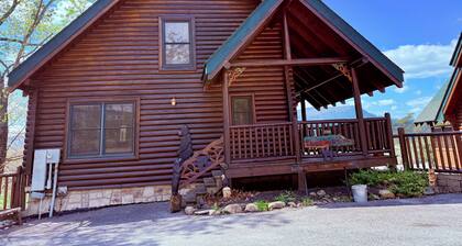 VIEWS! Stunning 4BR Cabin w/GameRoom & Pool Access! Located 7 Mins from PF Pkwy!
