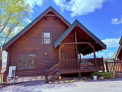 VIEWS! Stunning 4BR Cabin w/GameRoom & Pool Access! Located 7 Mins from PF Pkwy!