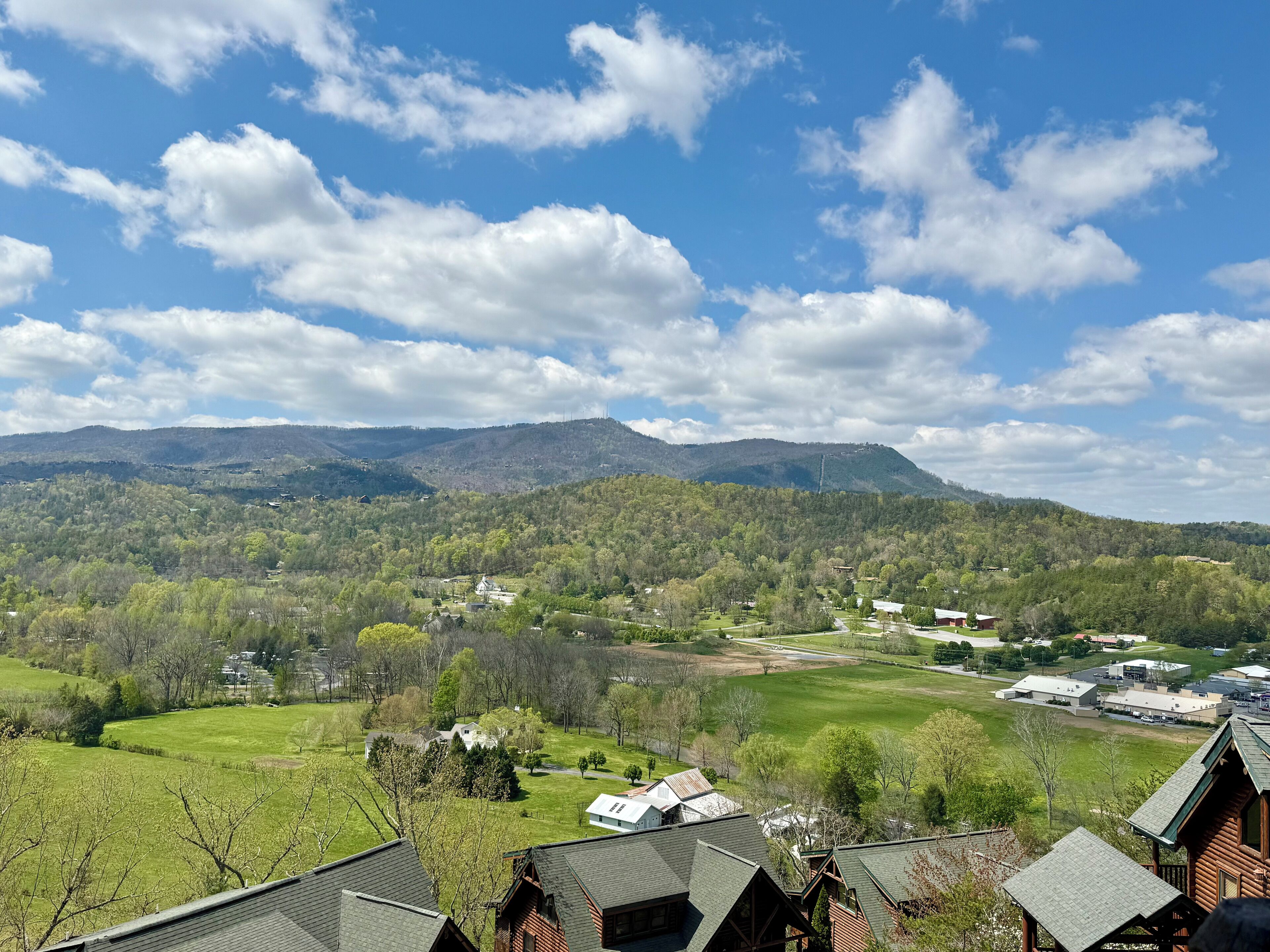 Un paysage montagneux magnifique, avec un ciel dégagé.