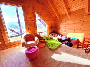 Smart TV, chimenea, tenis de mesa y estéreo