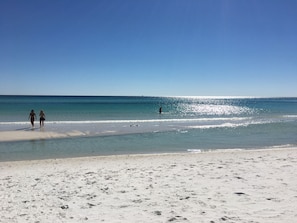 Una spiaggia con acque cristalline e sabbia bianca.