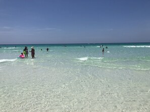 ビーチの近く、サンラウンジャー