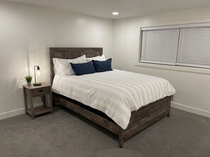 3 chambres, bureau, fer et planche à repasser, lit parapluie