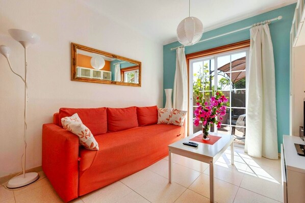Casa, várias camas | Sala de estar | TV 30 polegadas com canais a cabo