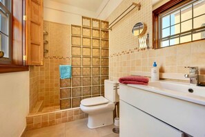 Casa, várias camas | Banheiro | Chuveiro, secador de cabelo, toalhas de banho
