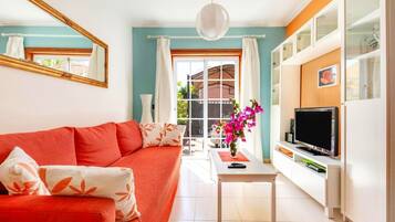 House, Multiple Beds | Living room | 30-inch TV with cable channels