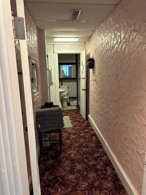 Dusj, hårføner, håndklær og såpe