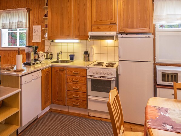 Fridge, microwave, dishwasher, cookware/dishes/utensils