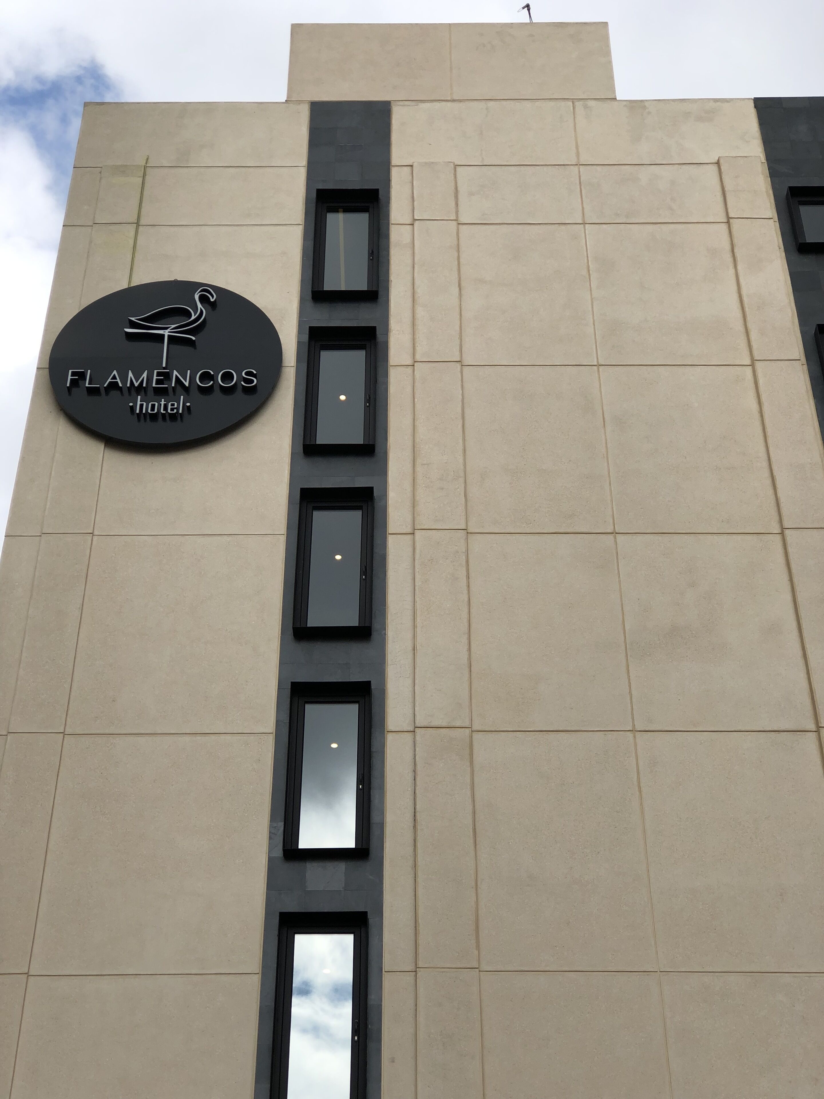 Un edificio con un cartello che indica 'Flamencos Hotel'.