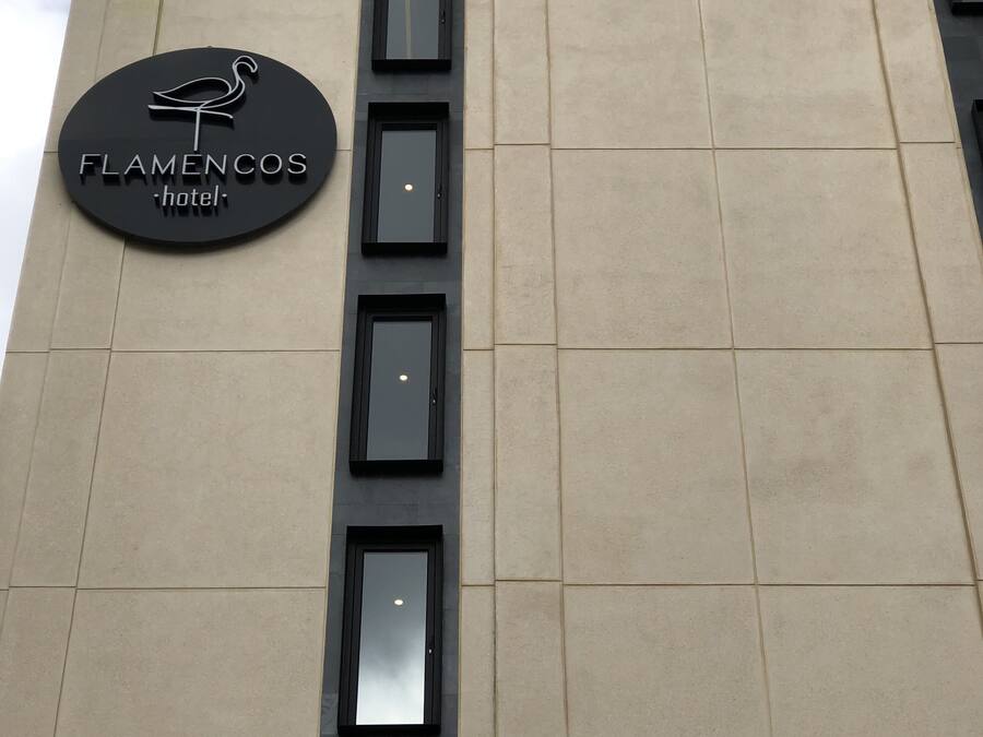 Un edificio con un cartello che indica 'Flamencos Hotel'.