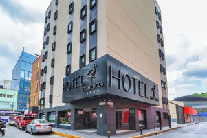 Un hôtel appelé « Hotel Flamencos », doté d’une façade moderne, de plusieurs étages et d’une entrée bien visible.