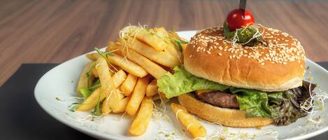 Une assiette avec un hamburger et des frites.