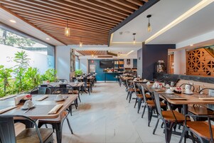 2 restaurants, breakfast, lunch, dinner served; Mexican cuisine