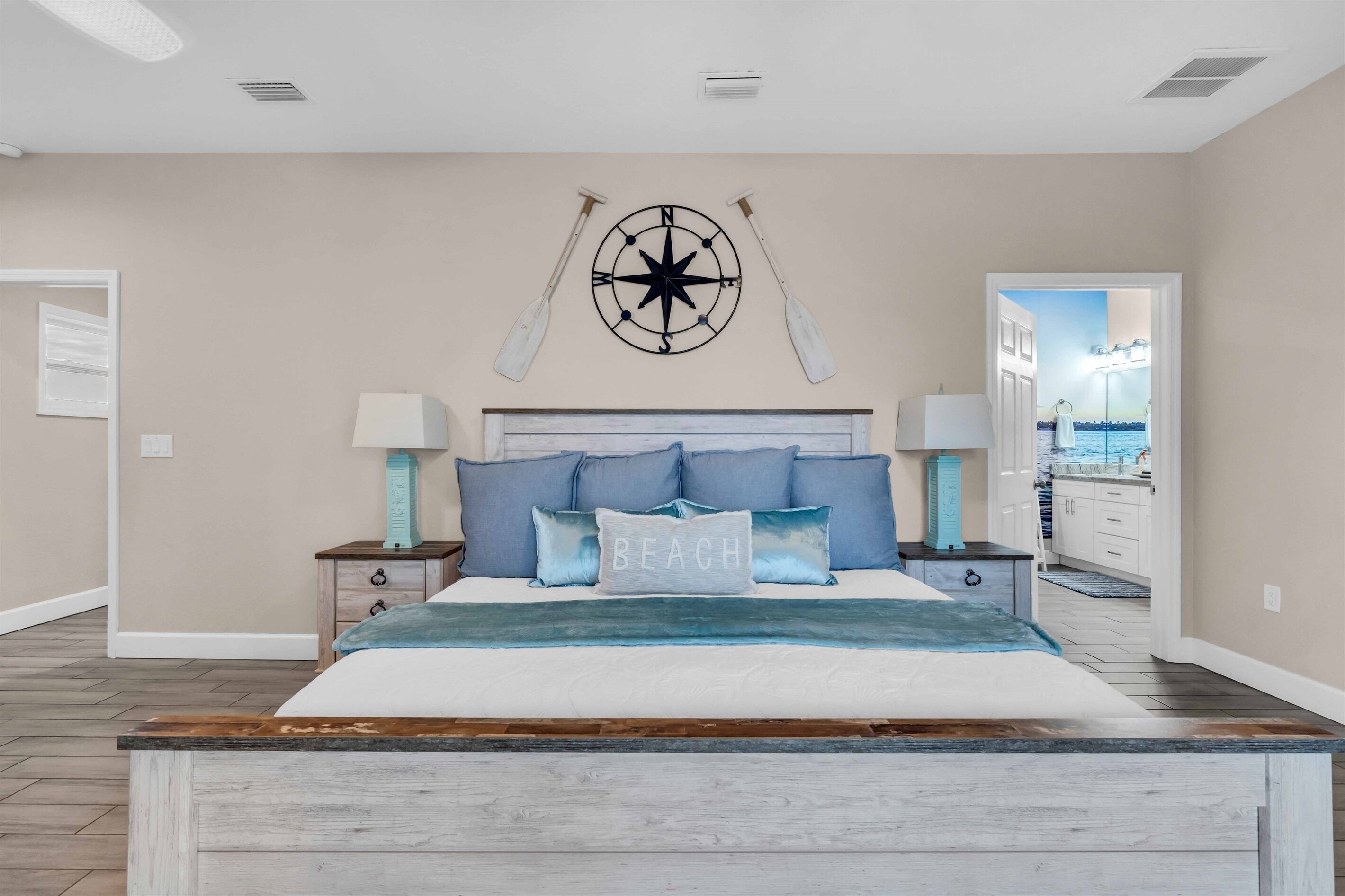 3 quartos, escrivaninha, ferros/tábuas de passar roupa