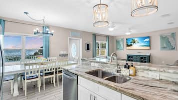 KĂŒhlschrank, Mikrowelle, Ofen, Herdplatte