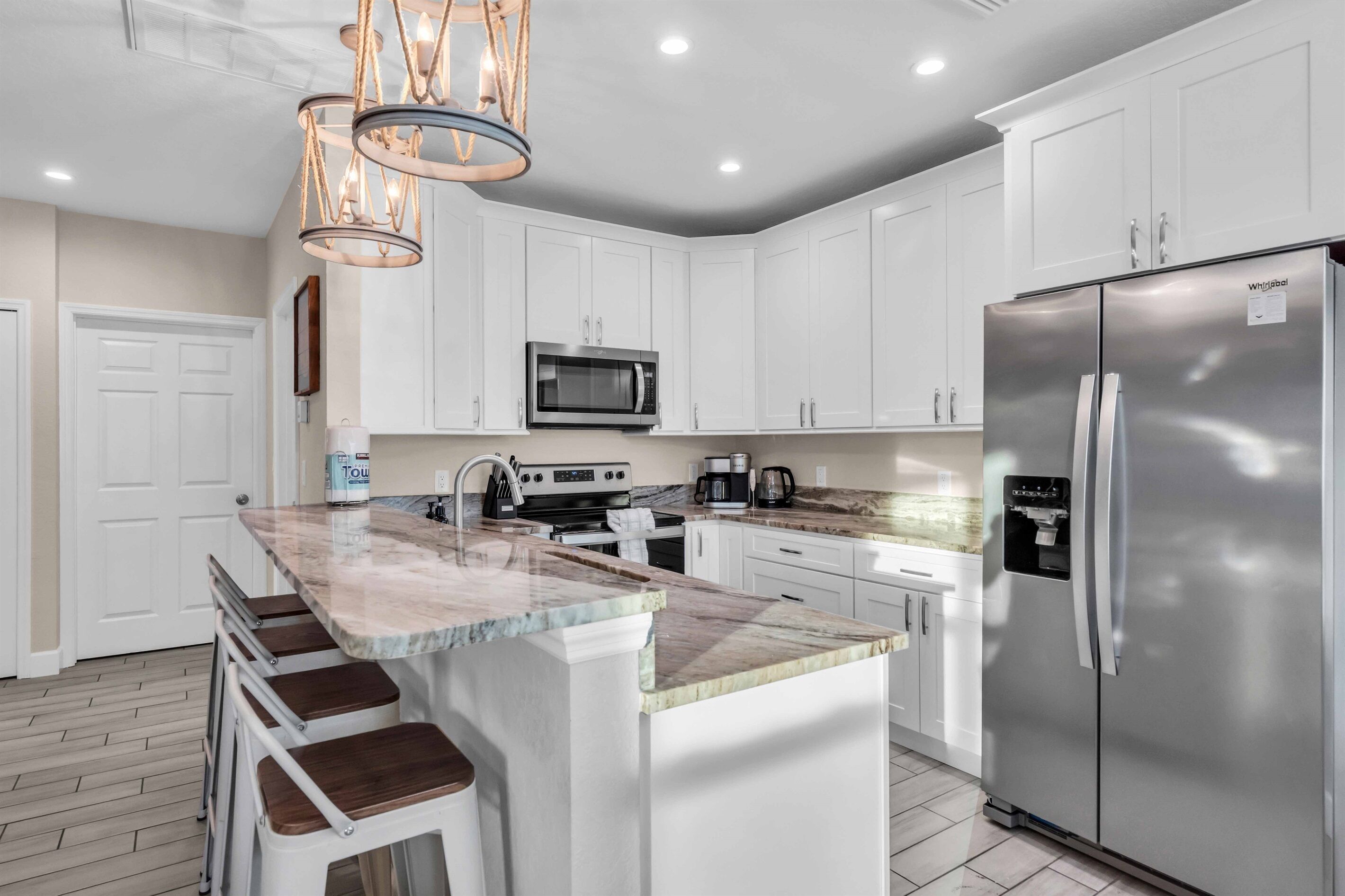 Jääkaappi, mikroaaltouuni, uuni, liesi